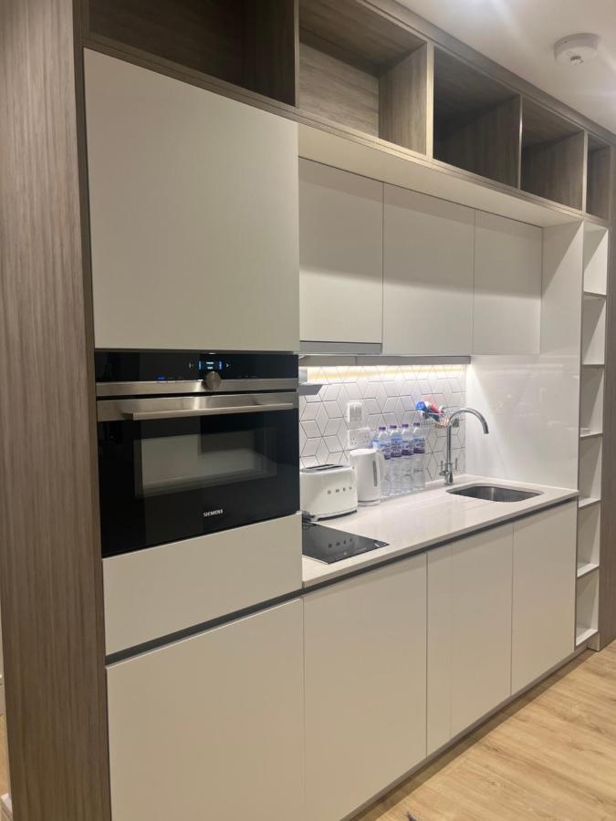 London Luxxe Suites & Apartments - London Heathrow Airport, Terminal 1 2 3 4 5 Hillingdon Eksteriør bilde