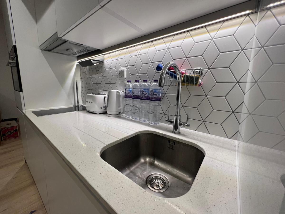 London Luxxe Suites & Apartments - London Heathrow Airport, Terminal 1 2 3 4 5 Hillingdon Eksteriør bilde