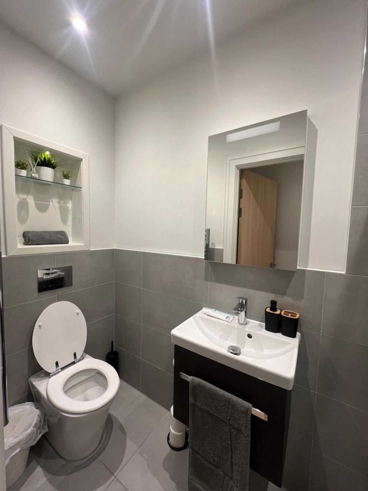 London Luxxe Suites & Apartments - London Heathrow Airport, Terminal 1 2 3 4 5 Hillingdon Eksteriør bilde