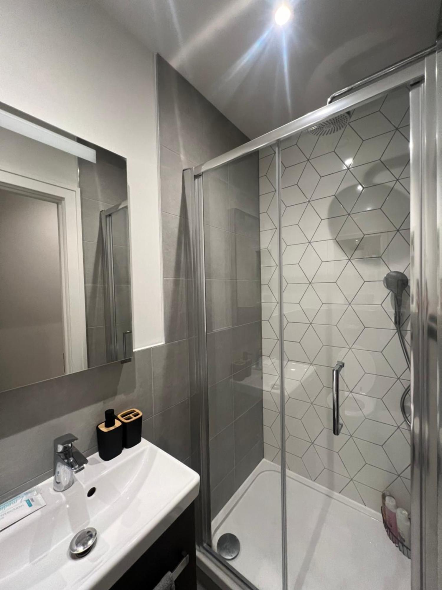 London Luxxe Suites & Apartments - London Heathrow Airport, Terminal 1 2 3 4 5 Hillingdon Eksteriør bilde