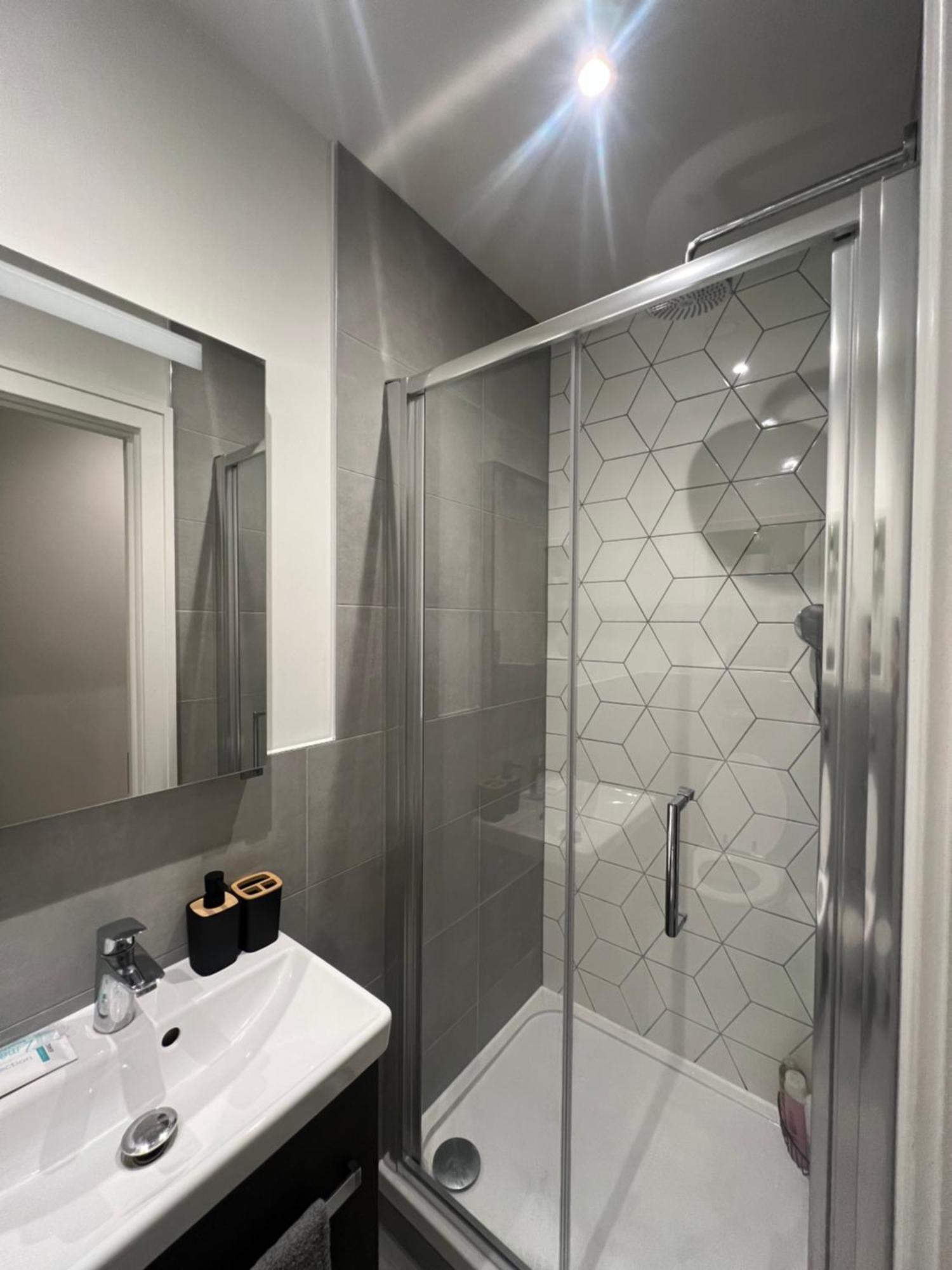 London Luxxe Suites & Apartments - London Heathrow Airport, Terminal 1 2 3 4 5 Hillingdon Eksteriør bilde