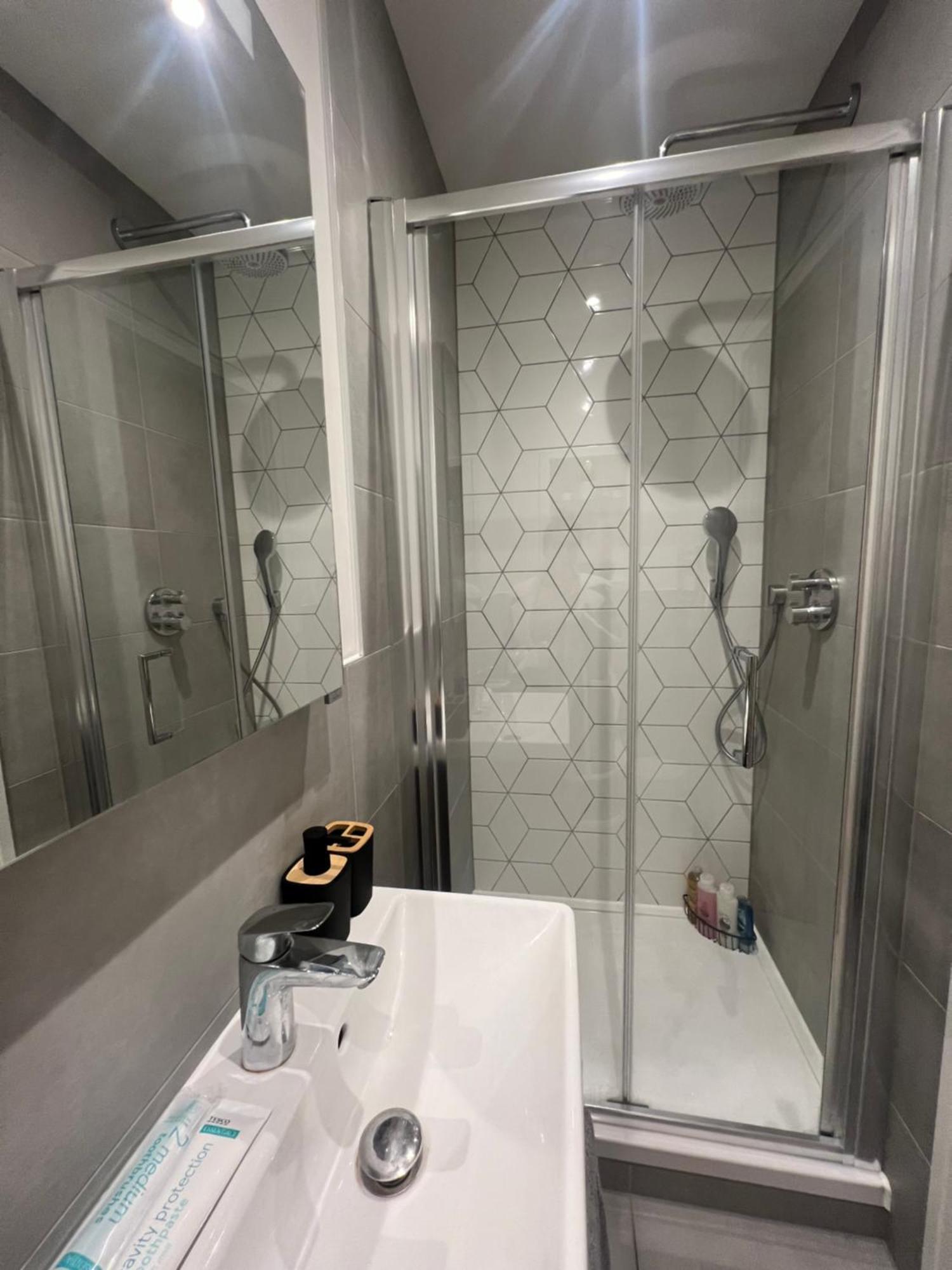 London Luxxe Suites & Apartments - London Heathrow Airport, Terminal 1 2 3 4 5 Hillingdon Eksteriør bilde